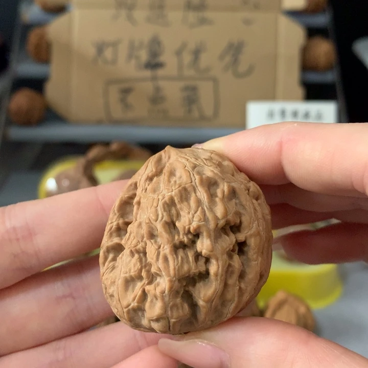 大***秋吊坠文玩核桃异形单只，有瑕疵