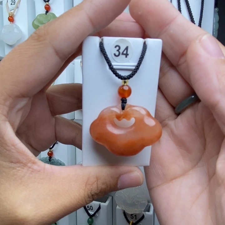 一***顺石英质玉未镶嵌颈饰