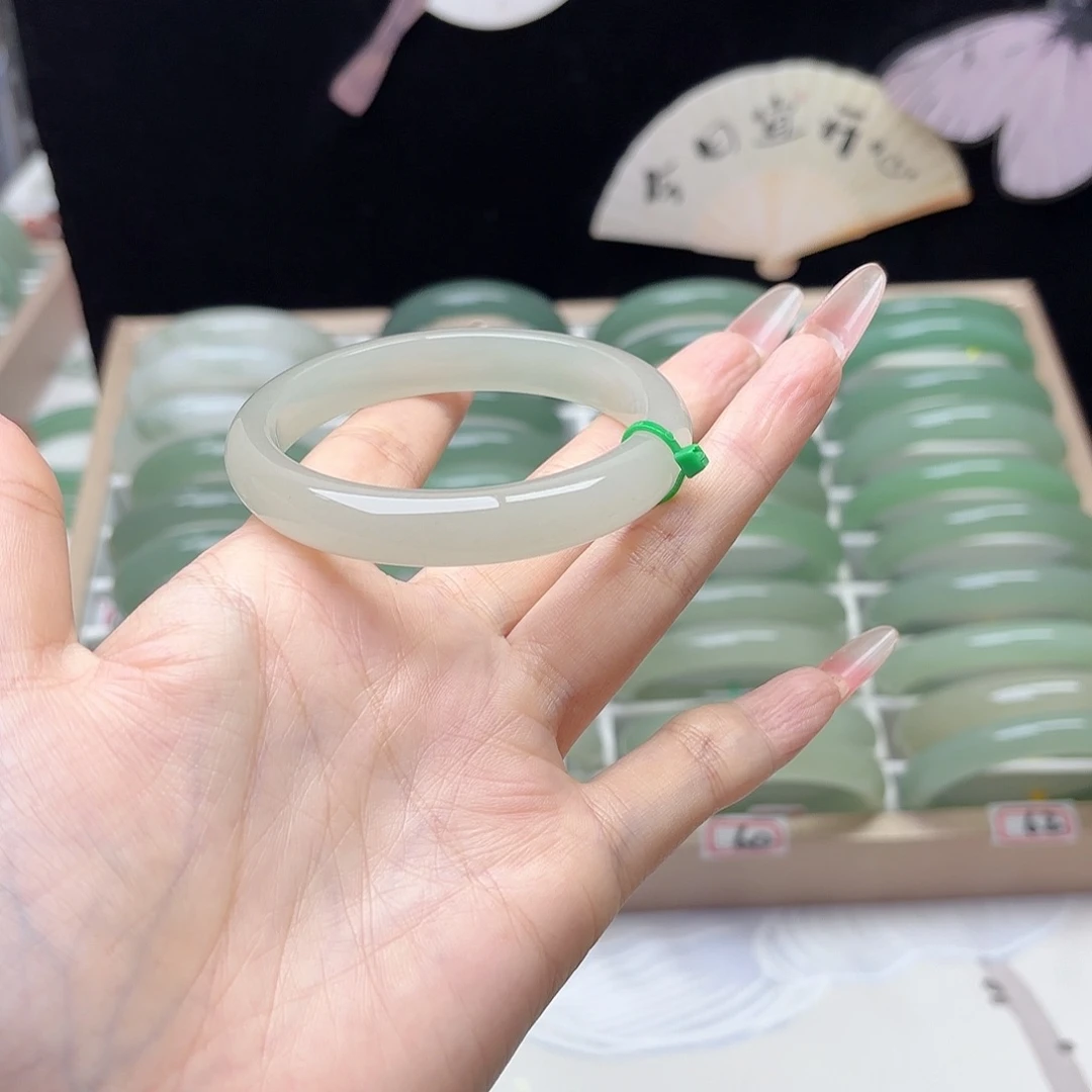 未镶嵌手镯石英质玉