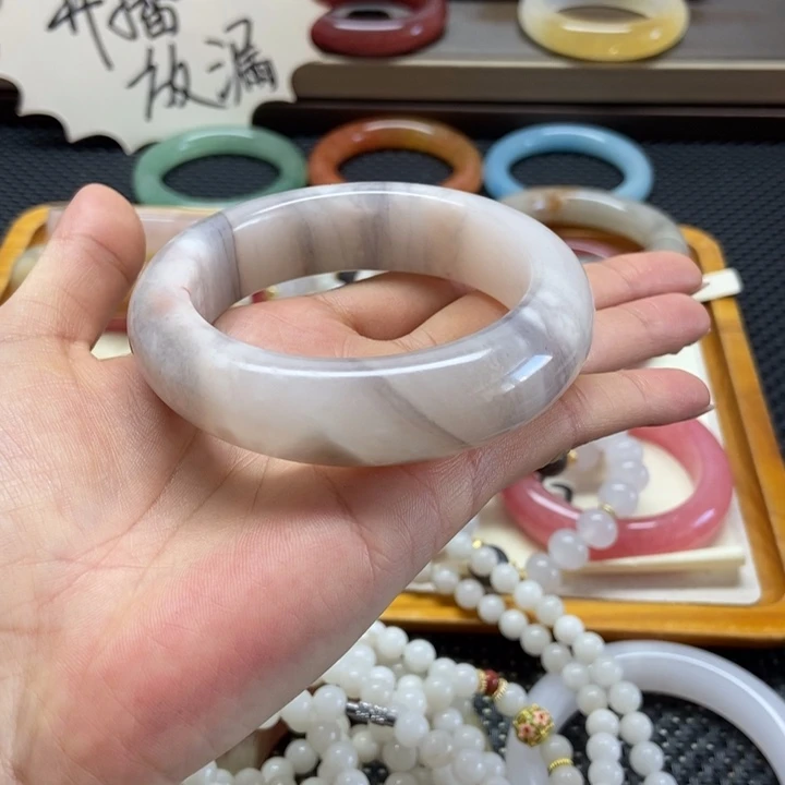 未镶嵌手镯石英岩玉
