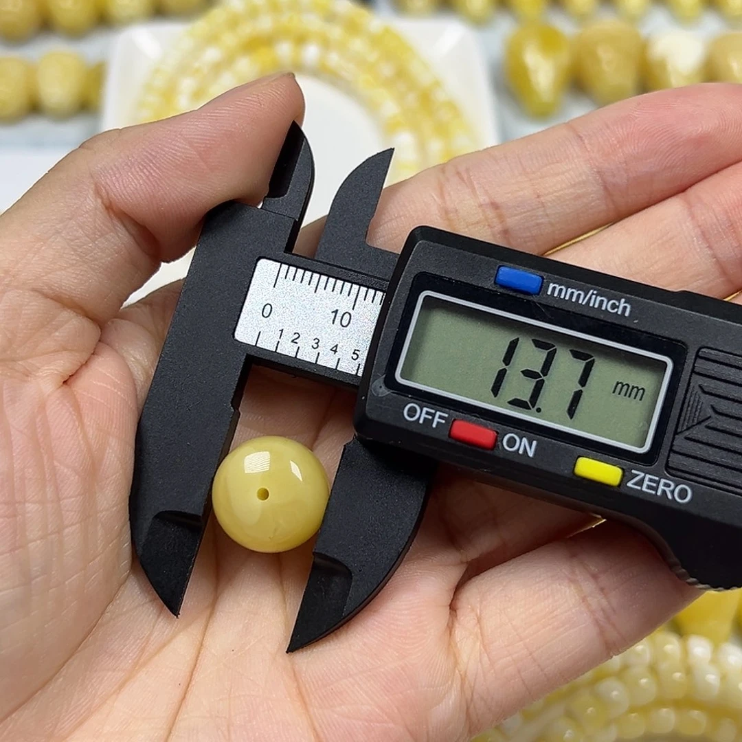 爱***果未镶嵌琥珀裸石老型