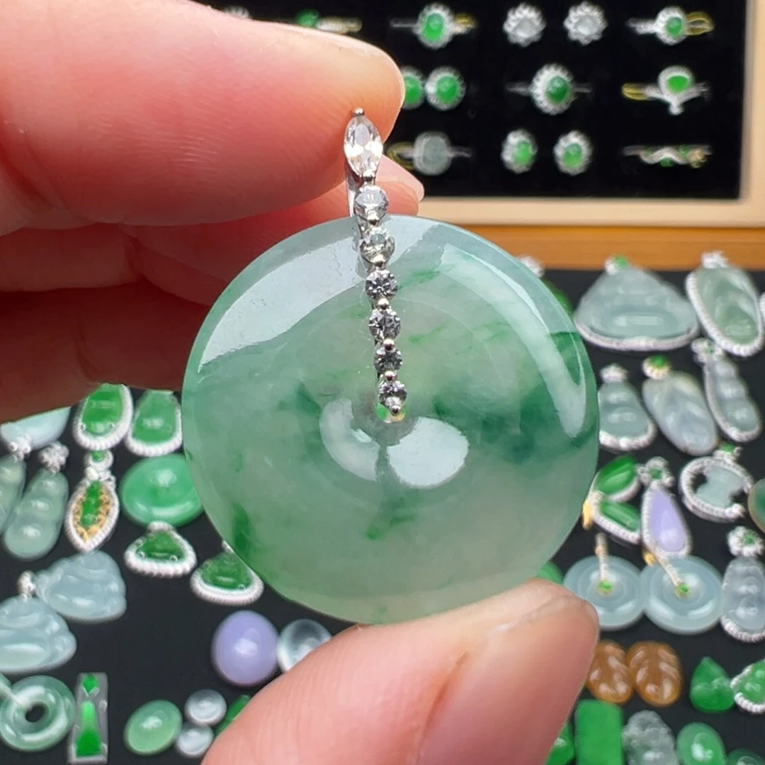 翡翠18K金镶嵌颈饰扣