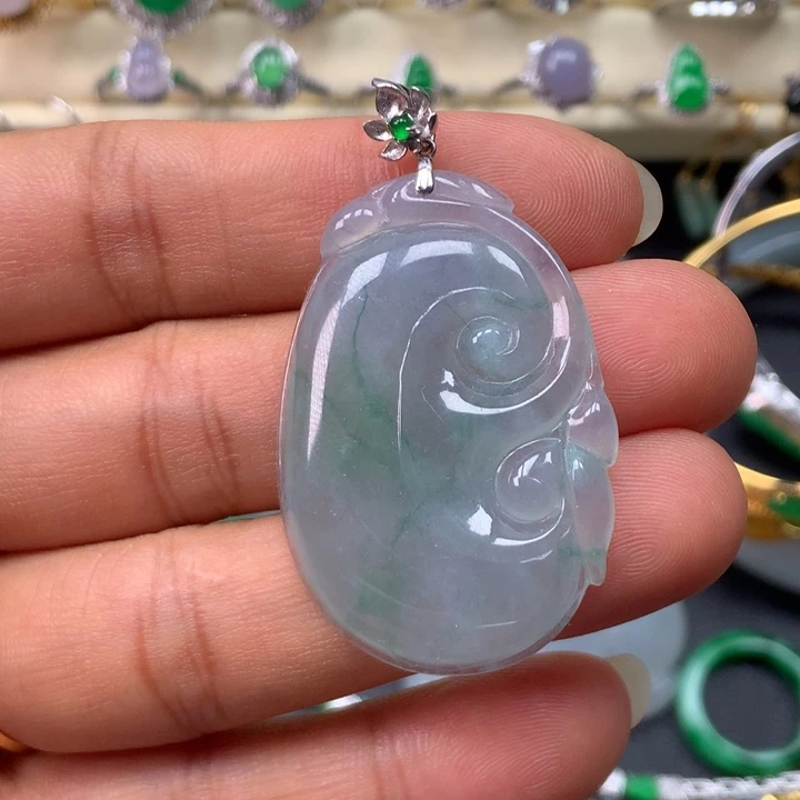 翡翠18K金镶嵌颈饰如意