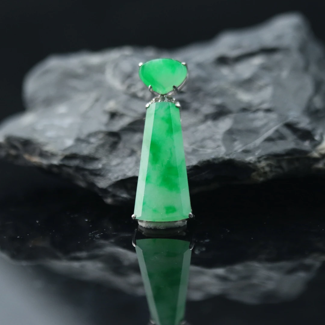 FC16天然缅甸翡翠A货18k绿飘花无事牌吊坠/600068/保利厦门拍卖