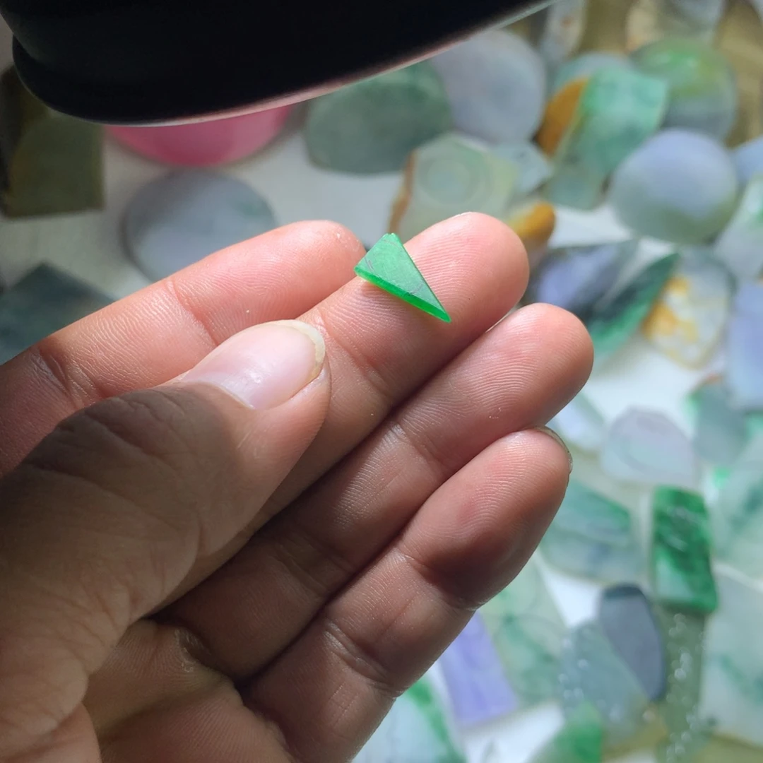 【闪购商品】定制翡翠未镶嵌芒****沐天然翡翠原石吊坠