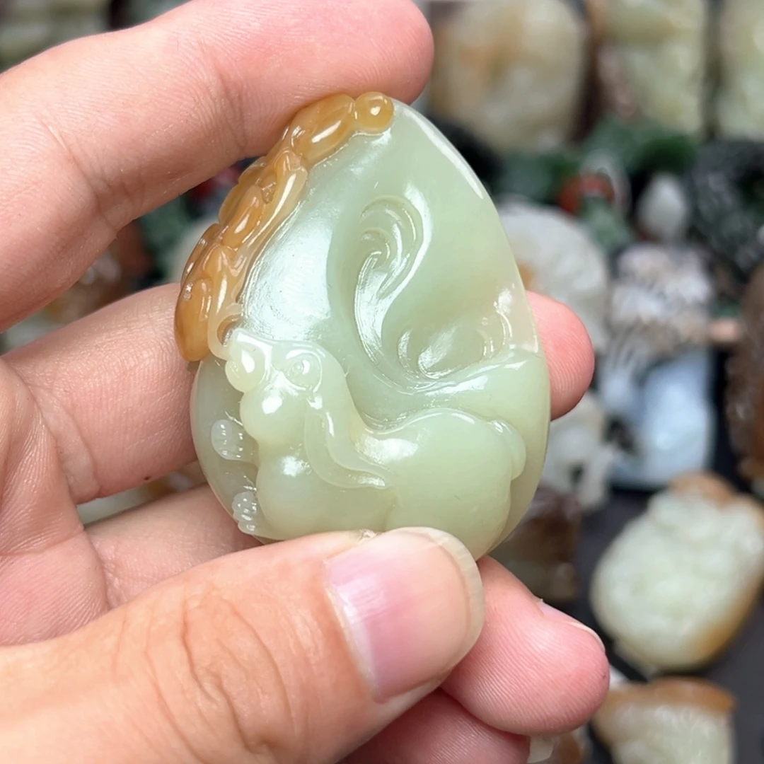 狂***兔和田玉未镶嵌挂件