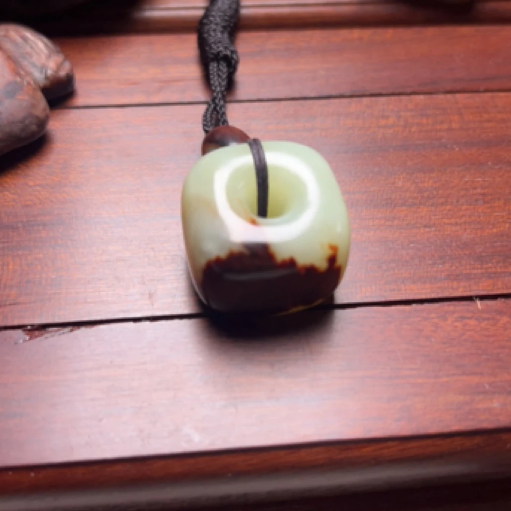 黄白河磨玉面包扣挂件