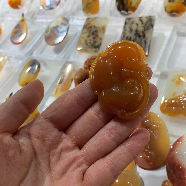 未镶嵌石英质玉（黄龙玉）颈饰