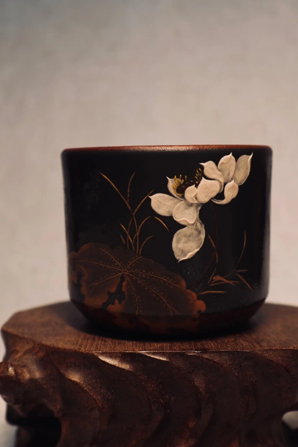 荷间见意：残荷水纹与“一见”章的母子匠艺对话