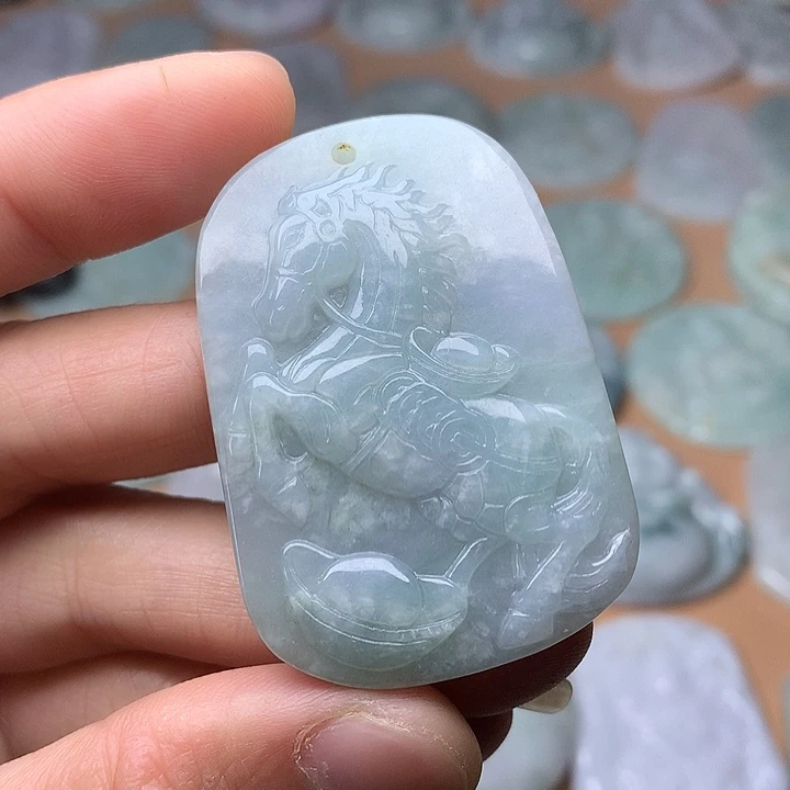 翡翠未镶嵌颈饰马牌