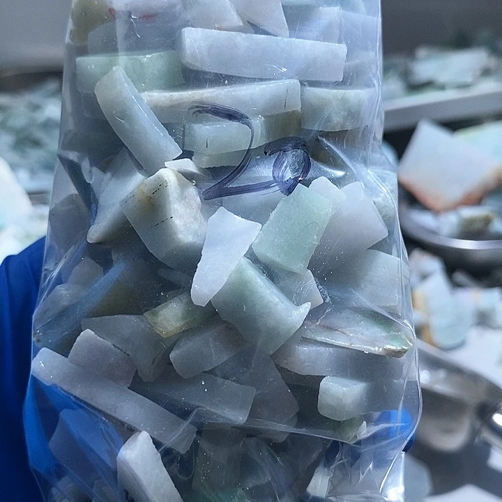 翡翠未镶嵌颈饰边角料