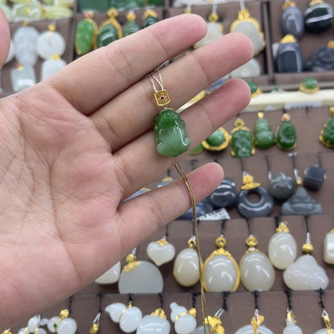 和田玉18K金镶嵌吊坠(赠链)