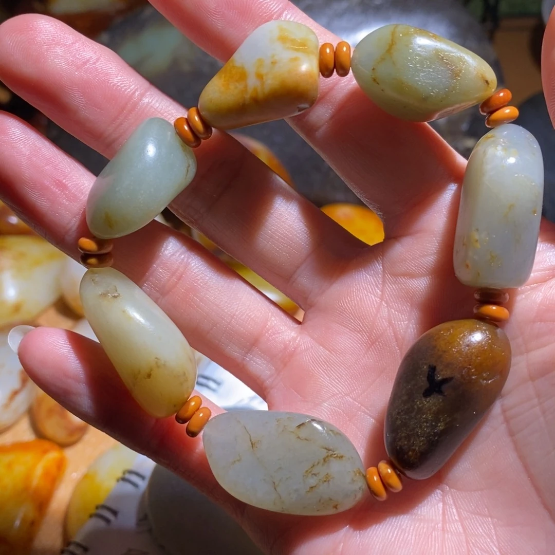 小***食和田玉未镶嵌颈饰