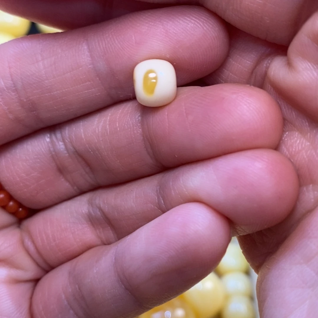 ****飞琥珀未镶嵌裸石蜜蜡配珠