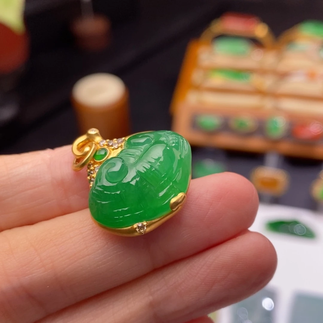 翡翠颈饰18K金镶嵌吊坠