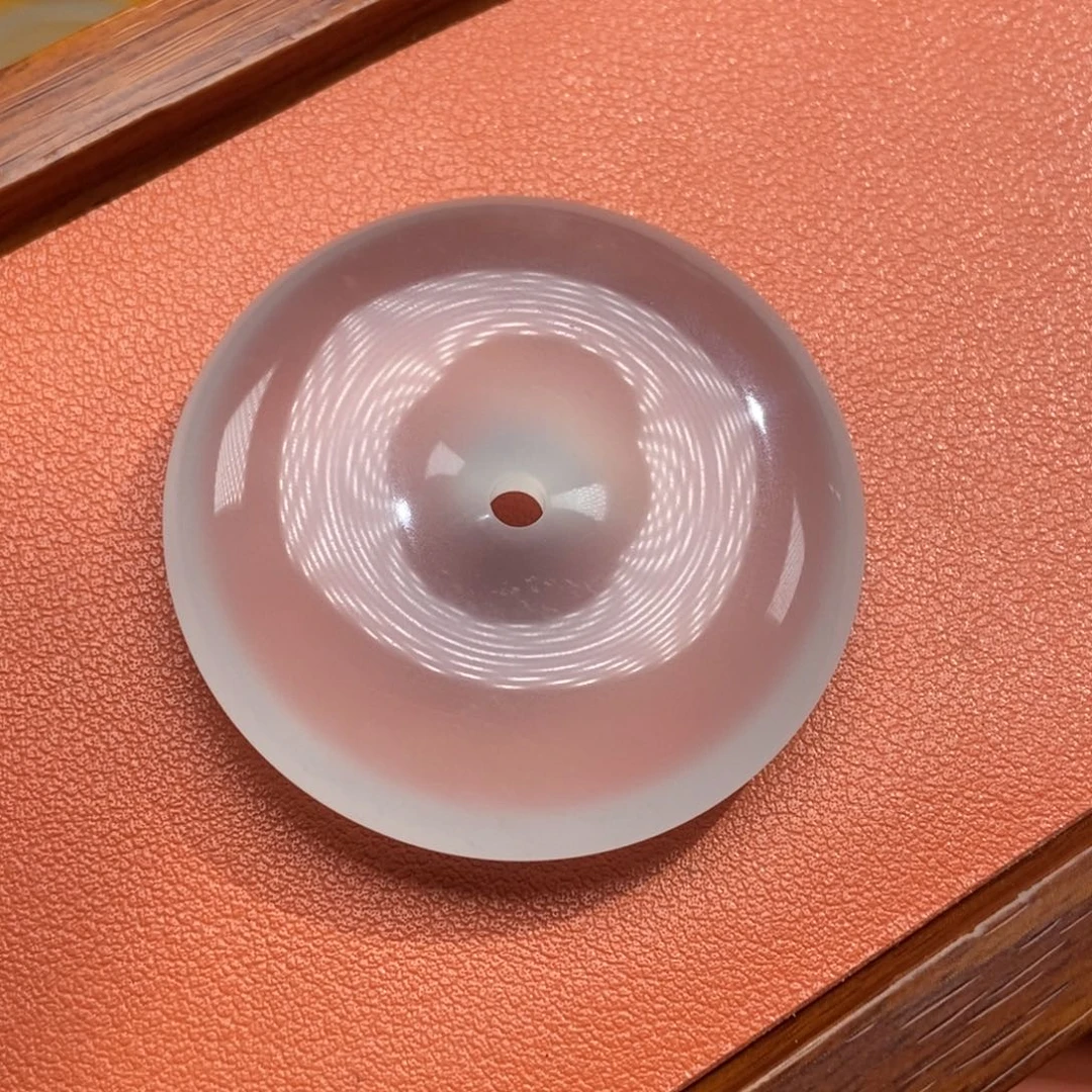 干***人颈饰未镶嵌石英质玉