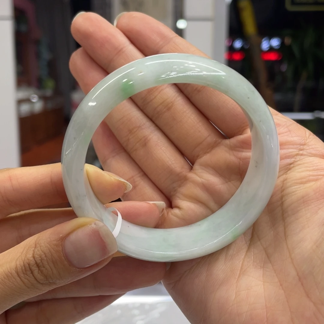 翡翠手镯未镶嵌翡翠手镯