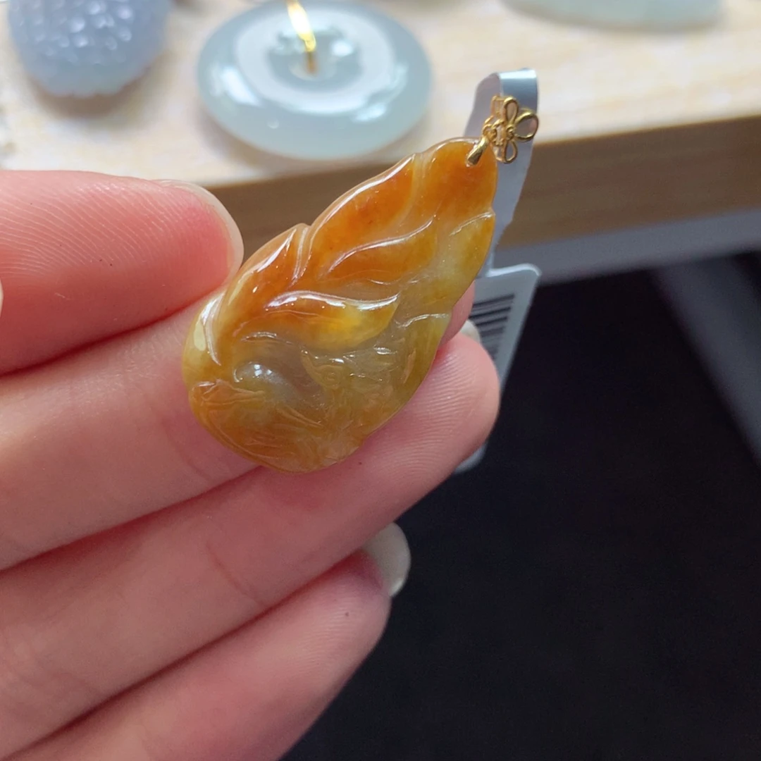 翡翠18K金镶嵌颈饰吊坠