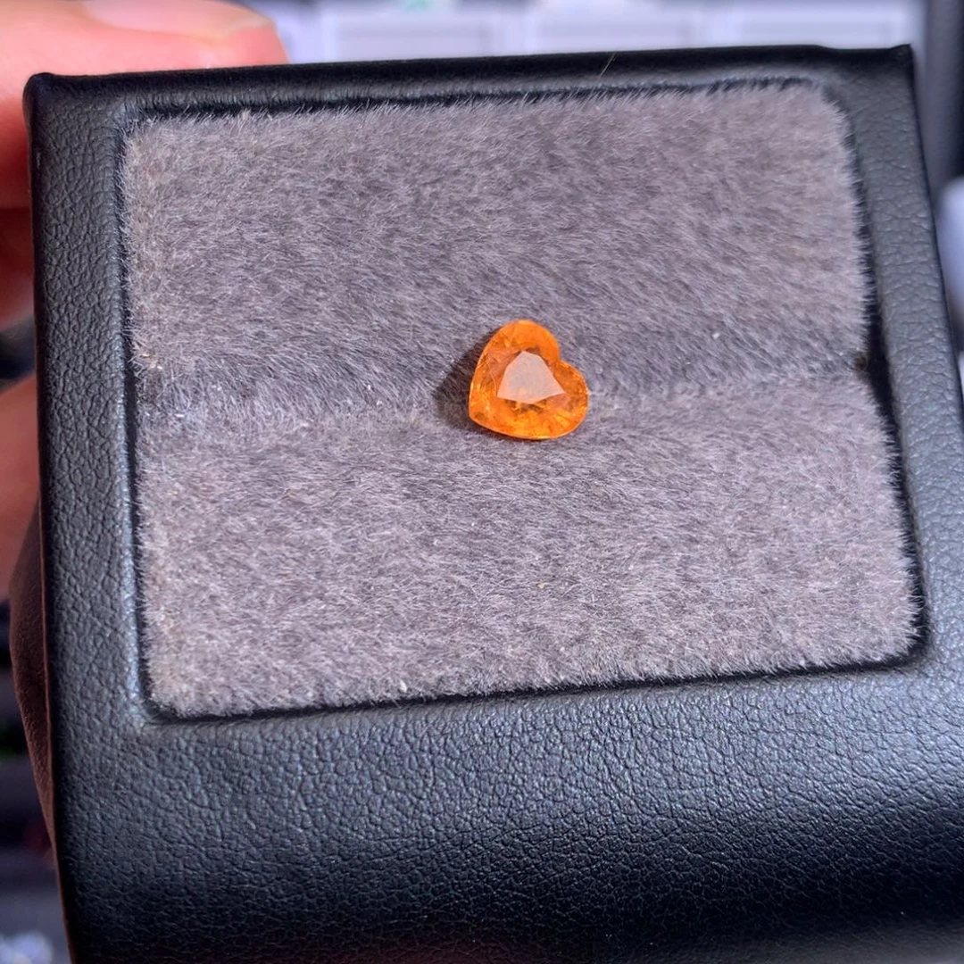 未镶嵌裸石石榴石（芬达石）2.335ct