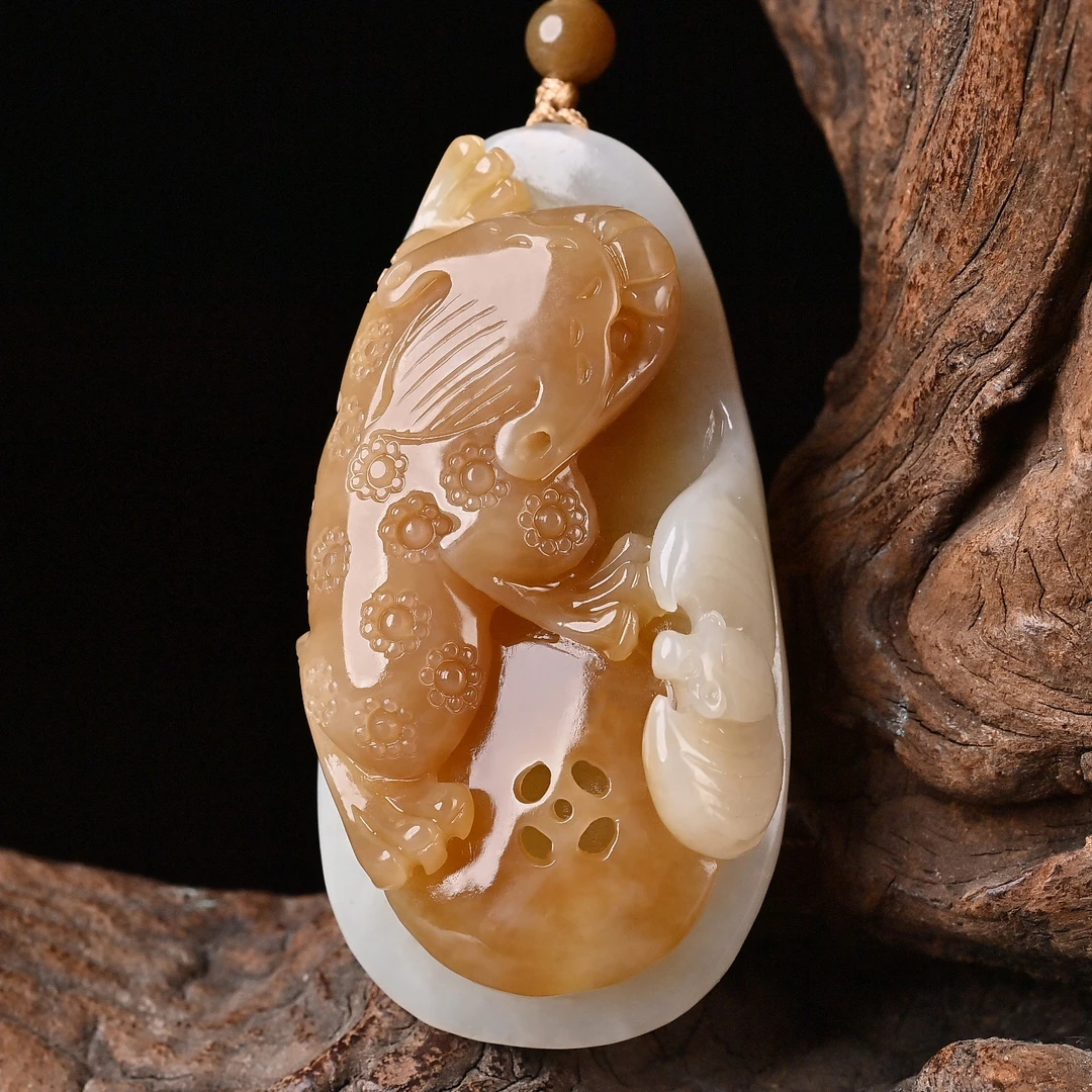 天然和田玉俏色羊脂玉三脚金蟾吊坠
