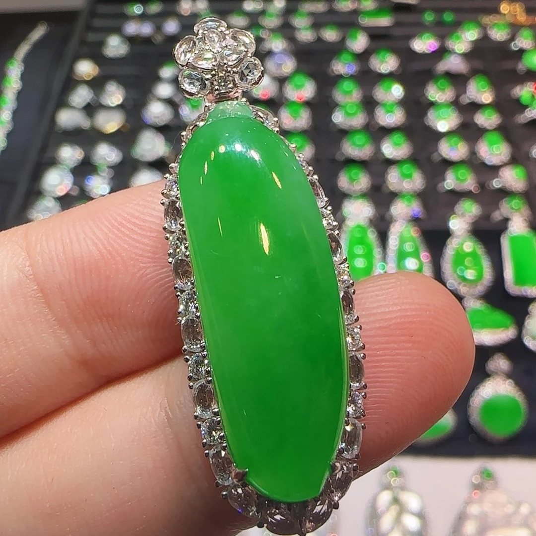 翡翠18K金镶嵌颈饰吊坠