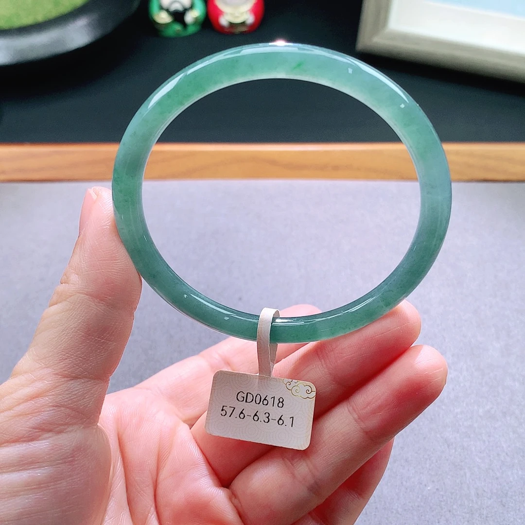 翡翠手镯未镶嵌天然翡翠手镯