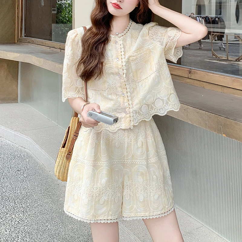 浅黄色蕾丝刺绣小香风套装女2025夏法式高级感短袖上衣短裤两件套