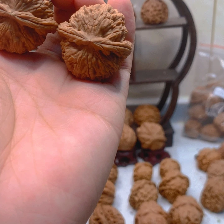 性***螂文玩核桃吊坠白狮子