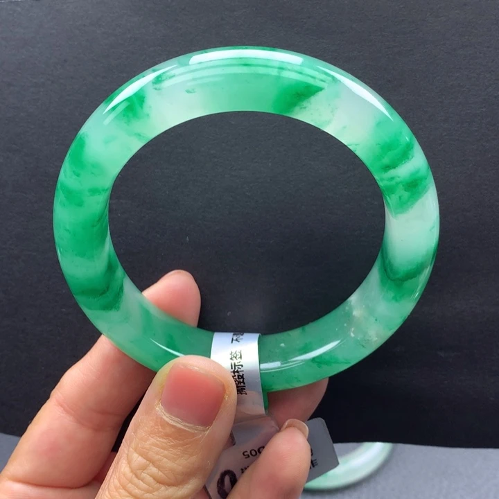 a***9石英质玉未镶嵌手镯