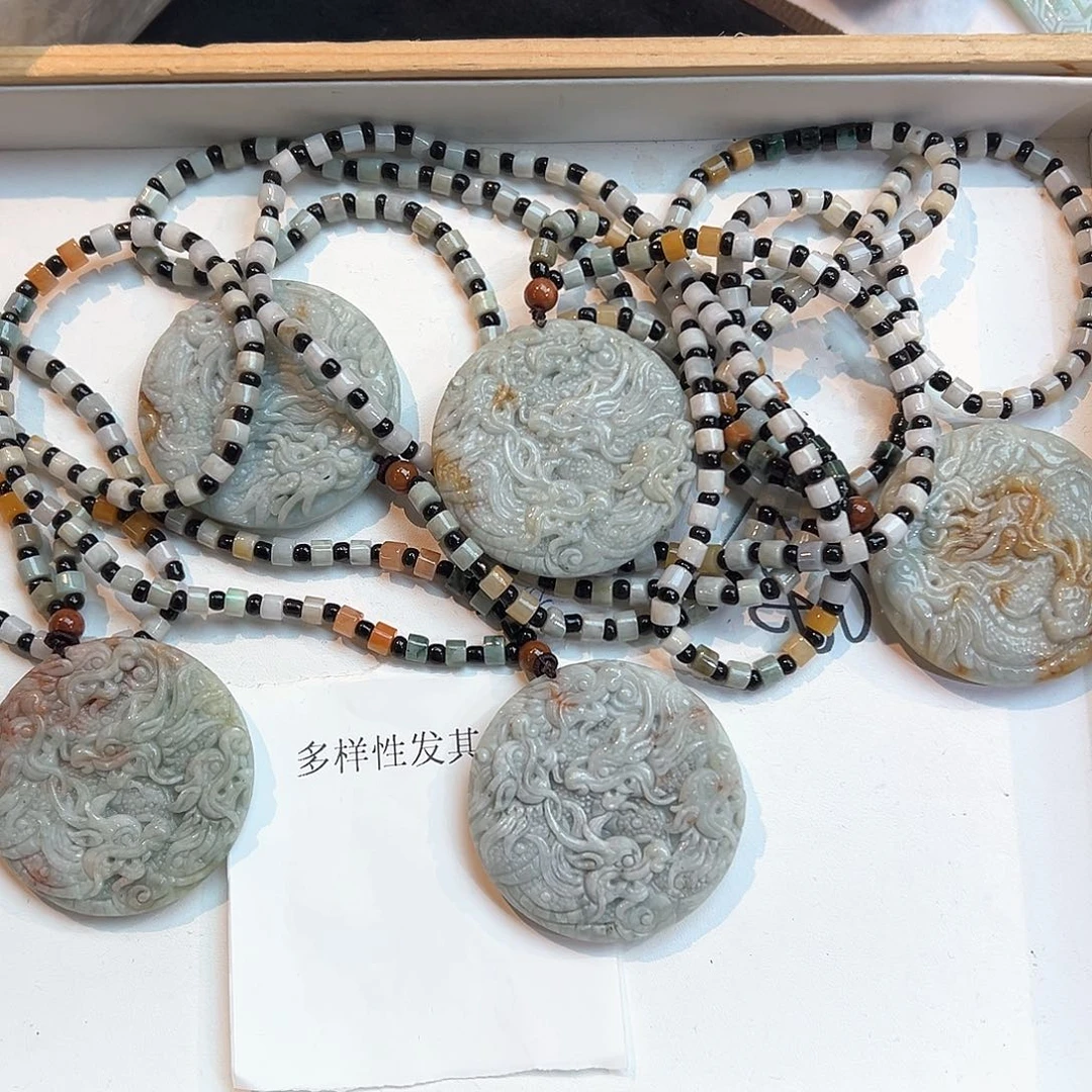 翡翠未镶嵌颈饰挂件