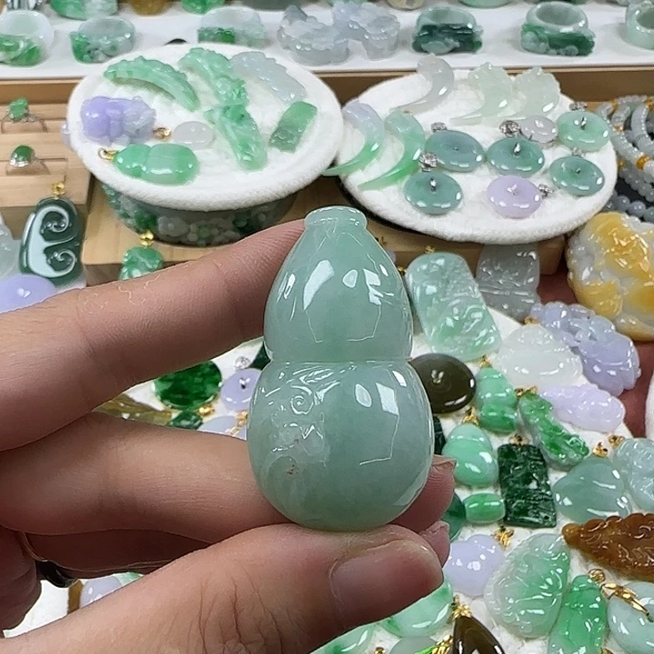 翡翠未镶嵌颈饰大葫芦