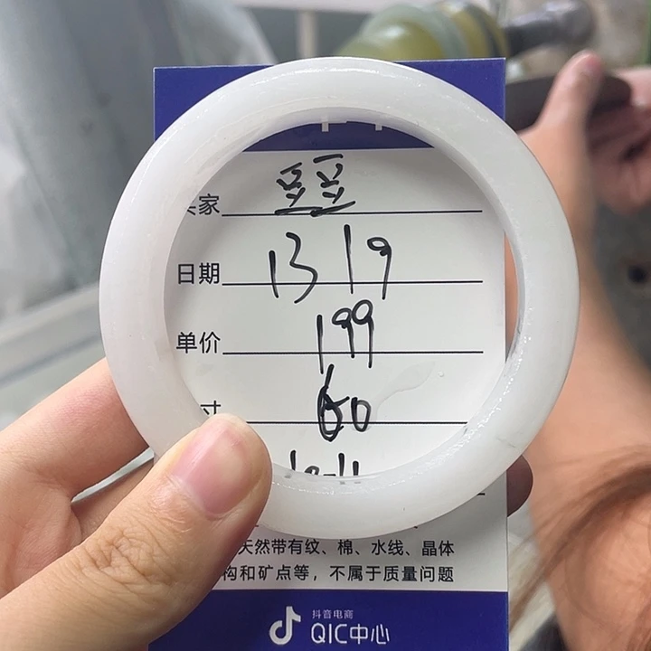豆***:未镶嵌手镯石英质玉定制