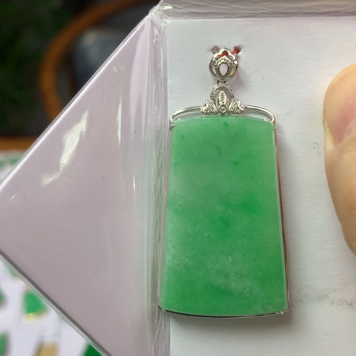 翡翠18K金镶嵌颈饰翡翠首饰