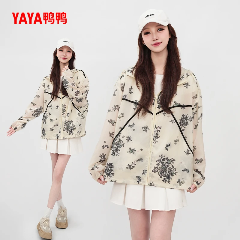 YAYA/鸭鸭短外套女复古印花宽松透气连帽防嗮服韩版YF4P604819M