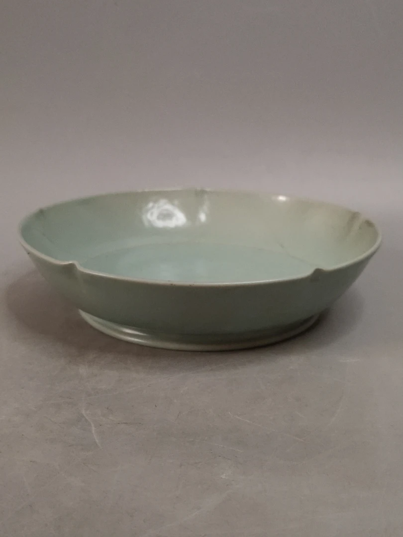 汝窑葵口洗，口直径14.8cm，高3.4cm，釉色温润，包浆老道，旧藏