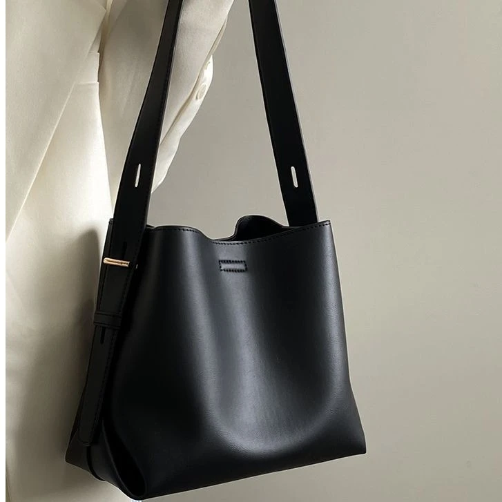 水桶包2025小众设计新款女包高级感通勤托特包大容量单肩斜挎大包