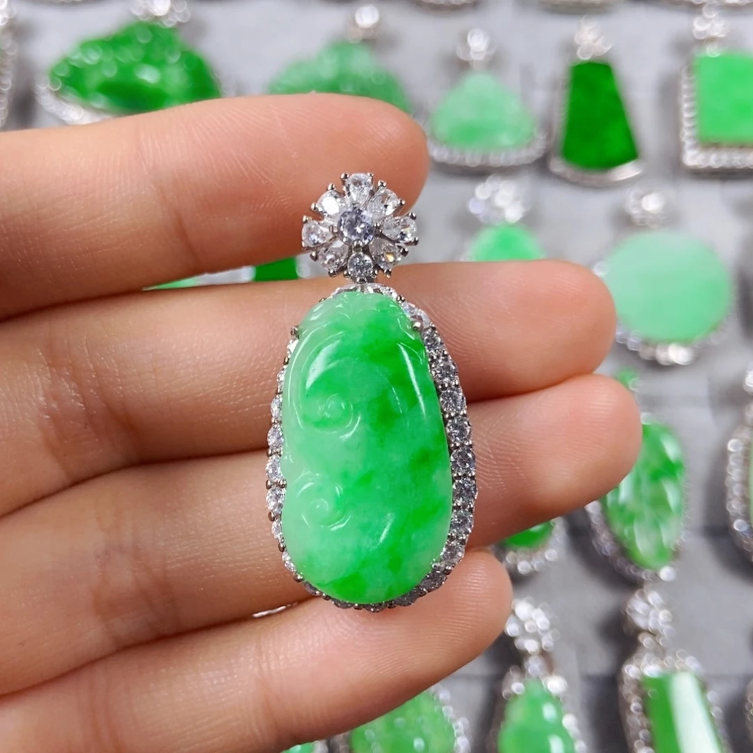 翡翠未镶嵌颈饰如意