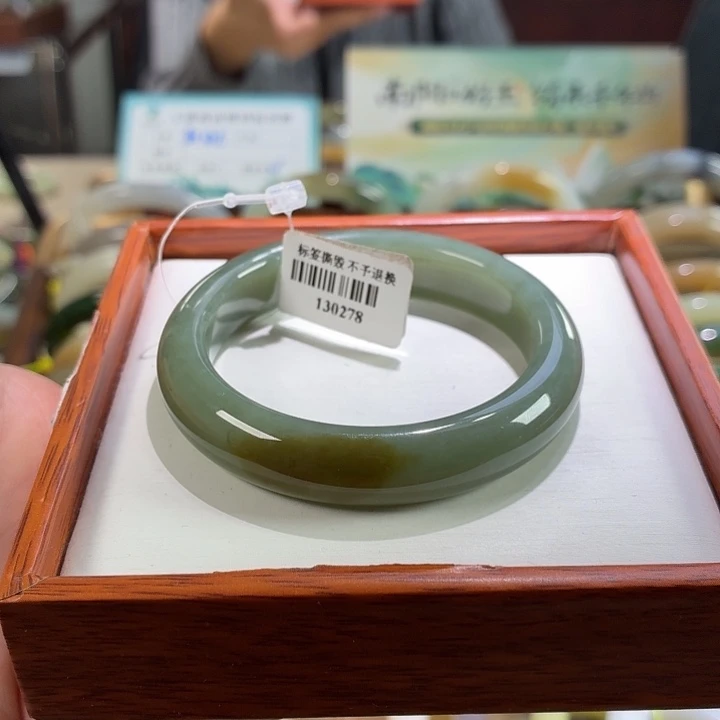 未镶嵌手镯和田玉3. 52