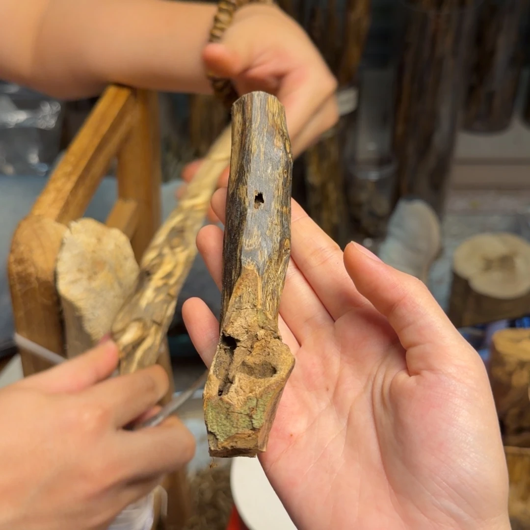 沉香沉香碎屑蓝宝石块料27克