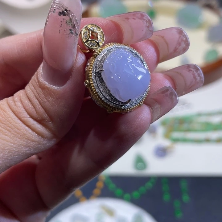 翡翠18K金镶嵌颈饰皮皮