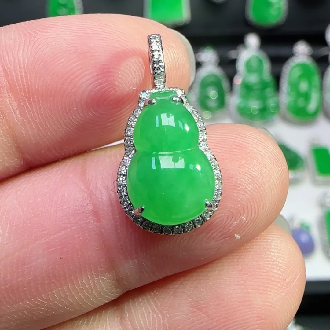 翡翠18K金镶嵌颈饰吊坠