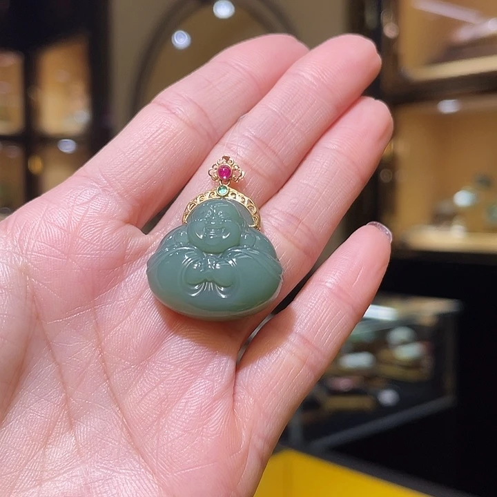 颈饰18K金镶嵌和田玉抱抱佛