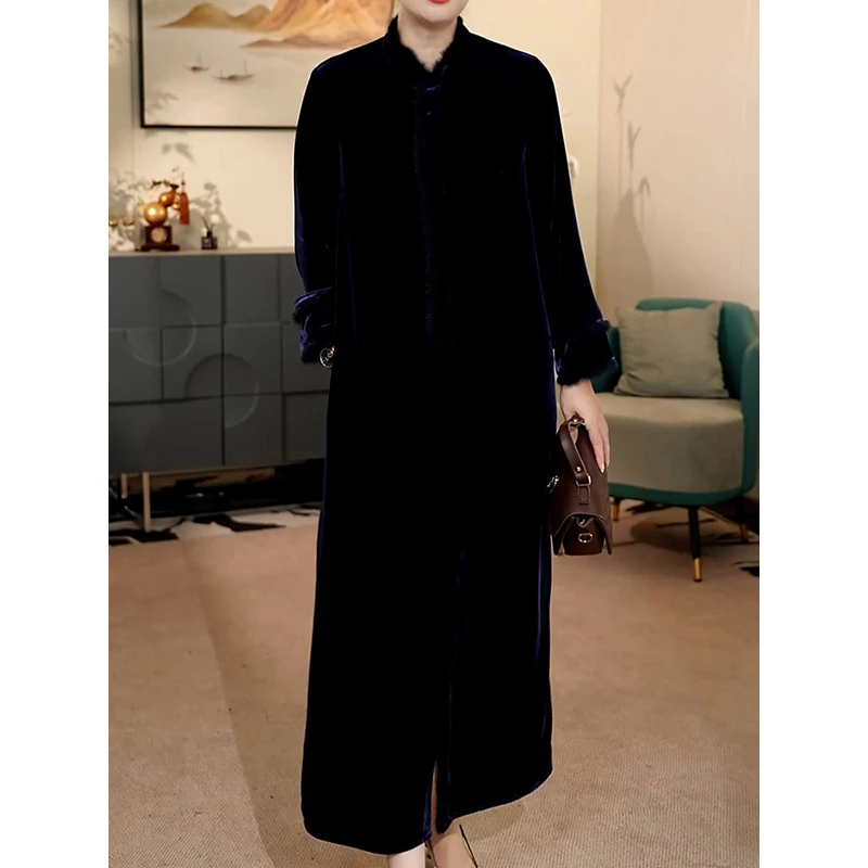 端庄优雅高级感丝绒长袖连衣裙2025冬季新款气质减龄遮肚子直筒裙