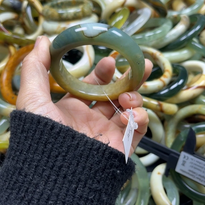 五***霞蛇纹石玉未镶嵌手镯