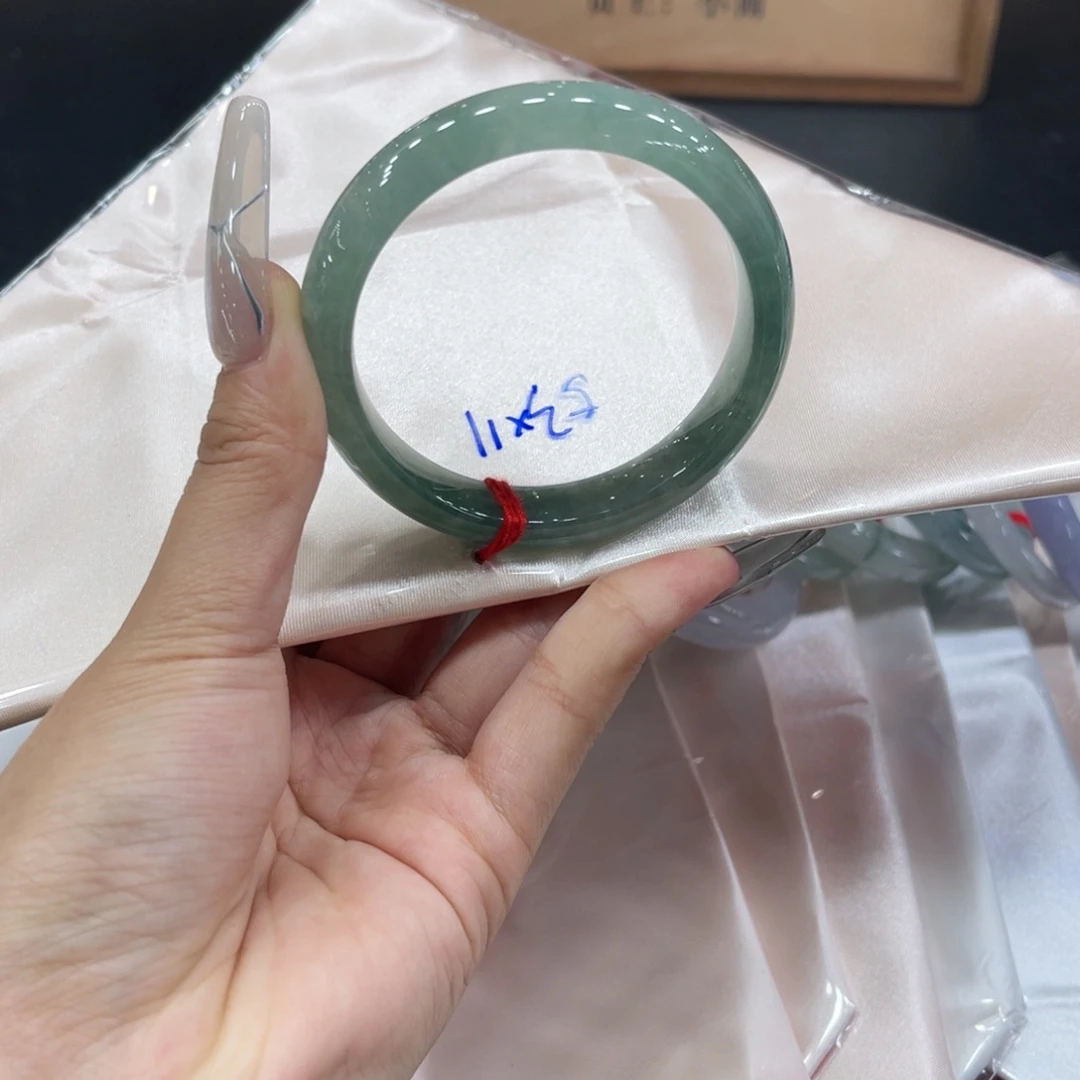 翡翠手镯未镶嵌翡翠