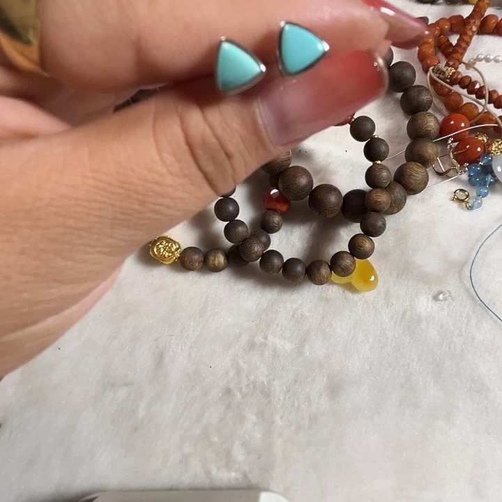 足银亚克力精工制作小三角形耳钉