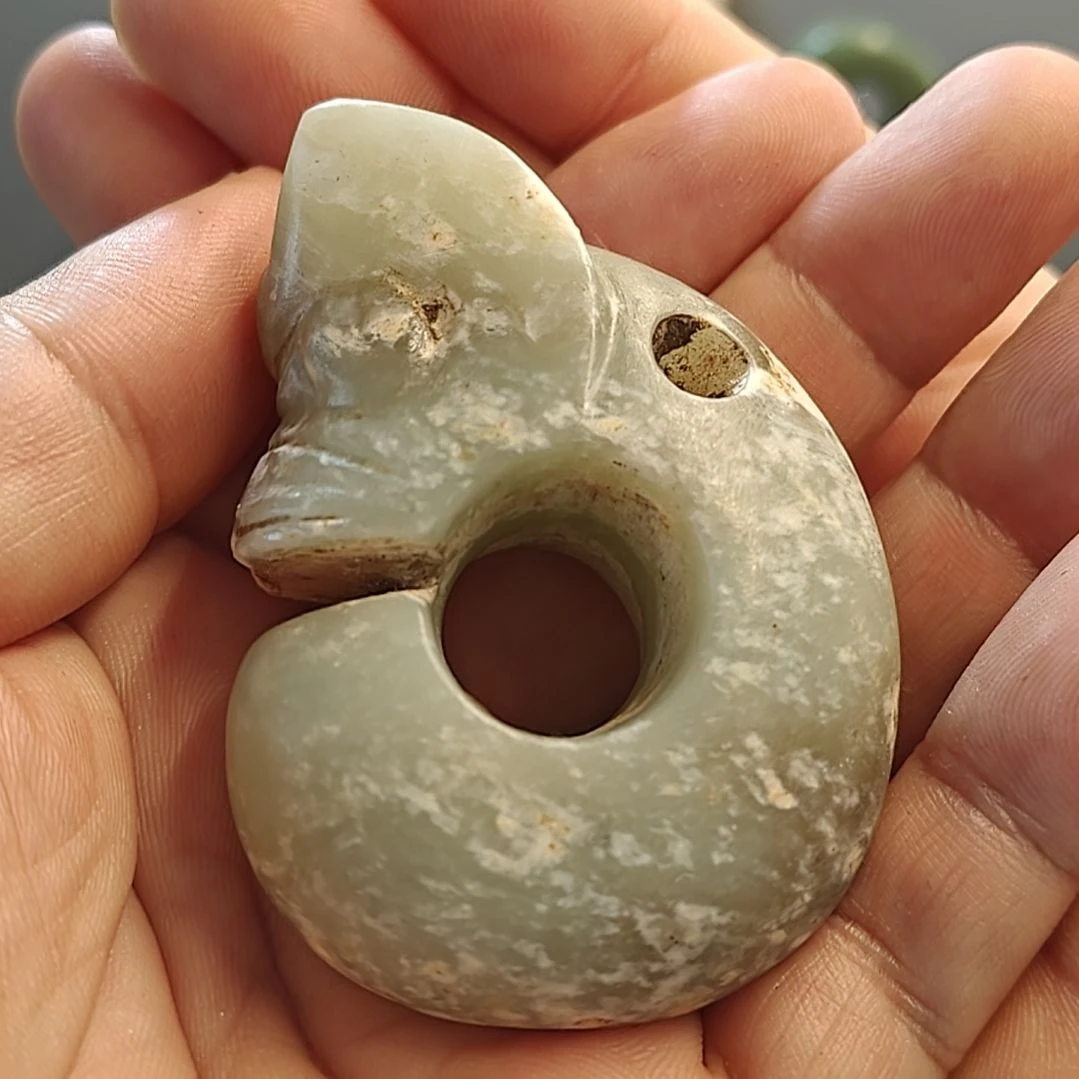 向***。和田玉未镶嵌挂件