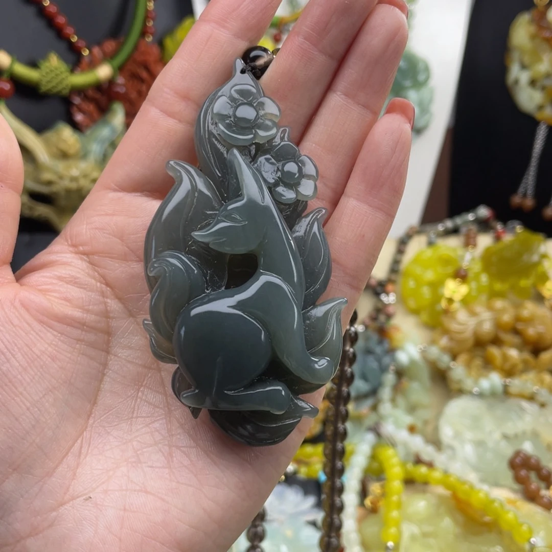 未镶嵌蛇纹石玉颈饰小**兔