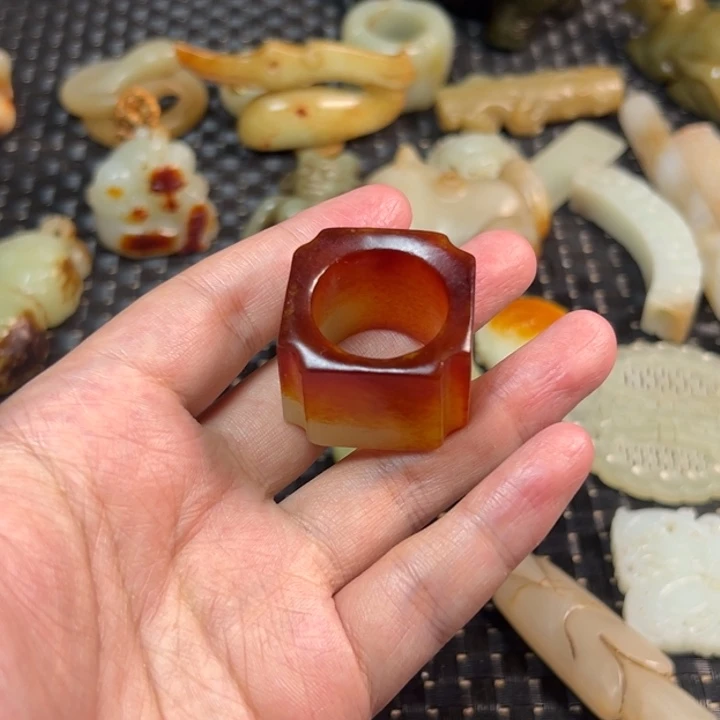 颈饰未镶嵌和田玉（糖玉）