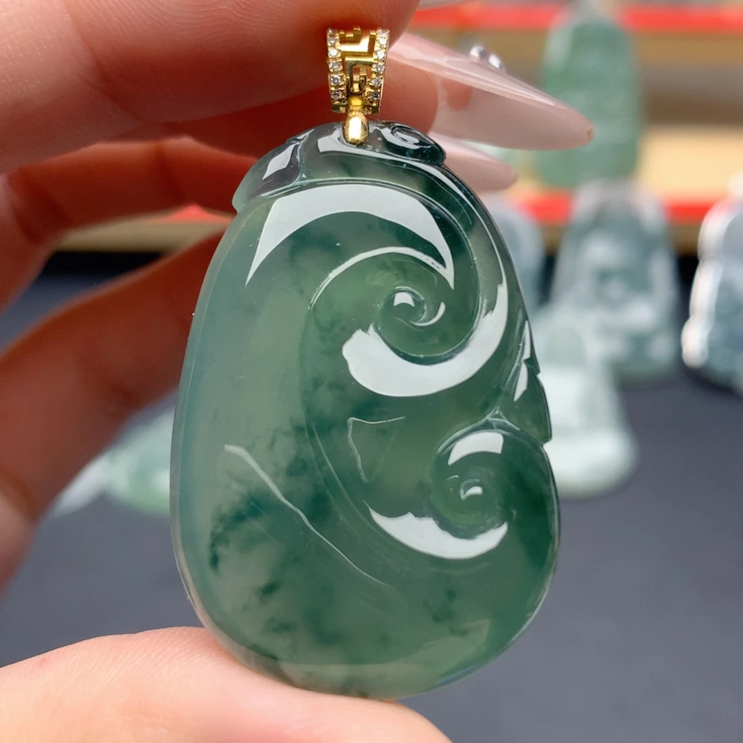 惠***翡翠18K金镶嵌颈饰如意